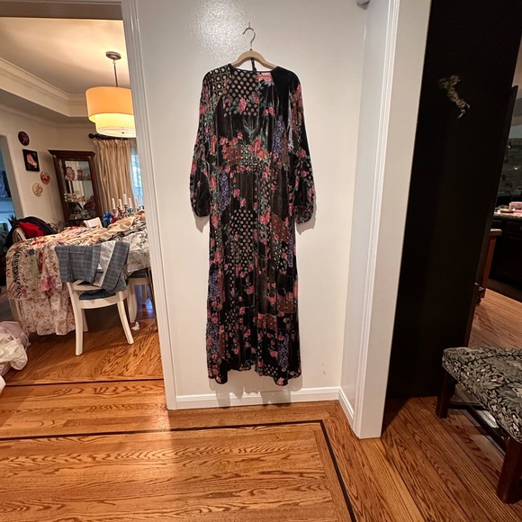 Johnny was
Not sure but it’s Gorgeous and heavy with beautifuliful fabric - Picture 5 of 17